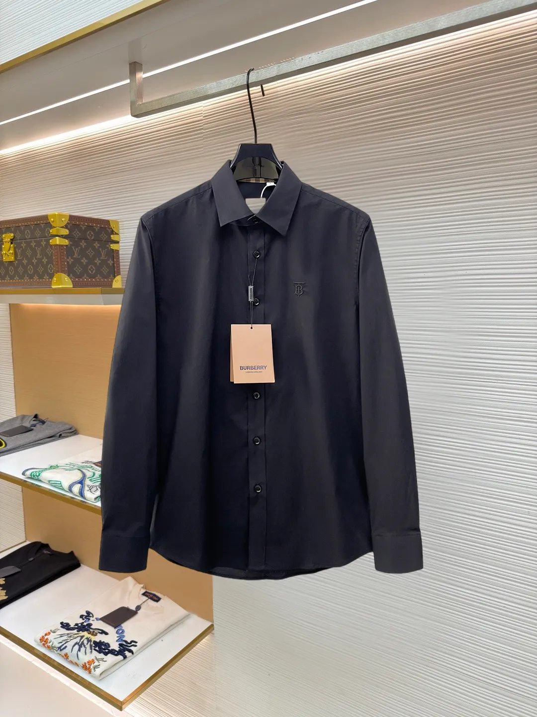 Burberry New Arrival shirt, complete with three labels, original fabric, original customized accessories, official Same Style, made of pure cotton fabric, customized, same vat dyed fabric, very comfortable and smooth to the touch, very wide and stylish, produced by a first-line brand factory, woven with imported yarn, long-wearing without deformation, the most New Arrival style in spring and summer, fashionable and individual, super Versatile and good-looking, very suitable for both men and women, a must-have size Size: S-XXL